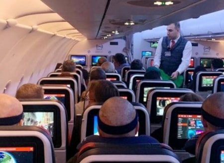 Türkiye'ye gelen turistler alışveriş yapmadı, saçını yaptırdı!Türkiye'deki yüksek fiyatlar yabancı ziyaretçilerin harcama alışkanlıklarını değiştirdi. 2026'nın ikinci çeyreğinde yeme-içme harcamaları yükselirken, giyim, ayakkabı ve hediyelik eşya alışverişinde düşüş yaşandı. Sağlık harcamalarındaki