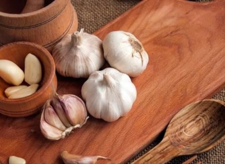 1 diş Taşköprü sarımsağı 3 liraÜretim bölgelerinde rekolte yüzde 40'a varan oranda artıp çiftçinin satış fiyatı düşerken, büyükşehirlerdeki raflarda sarımsak fiyatları tavan yaptı. İstanbul'da tek bir diş Taşköprü sarımsağının tüketiciye maliyeti 3 lirayı buldu.