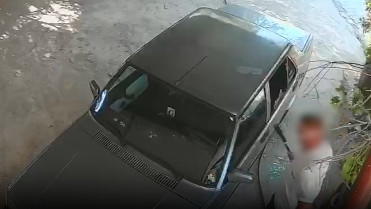 Tehdit ettiği kadının aracına satırla saldırdı
