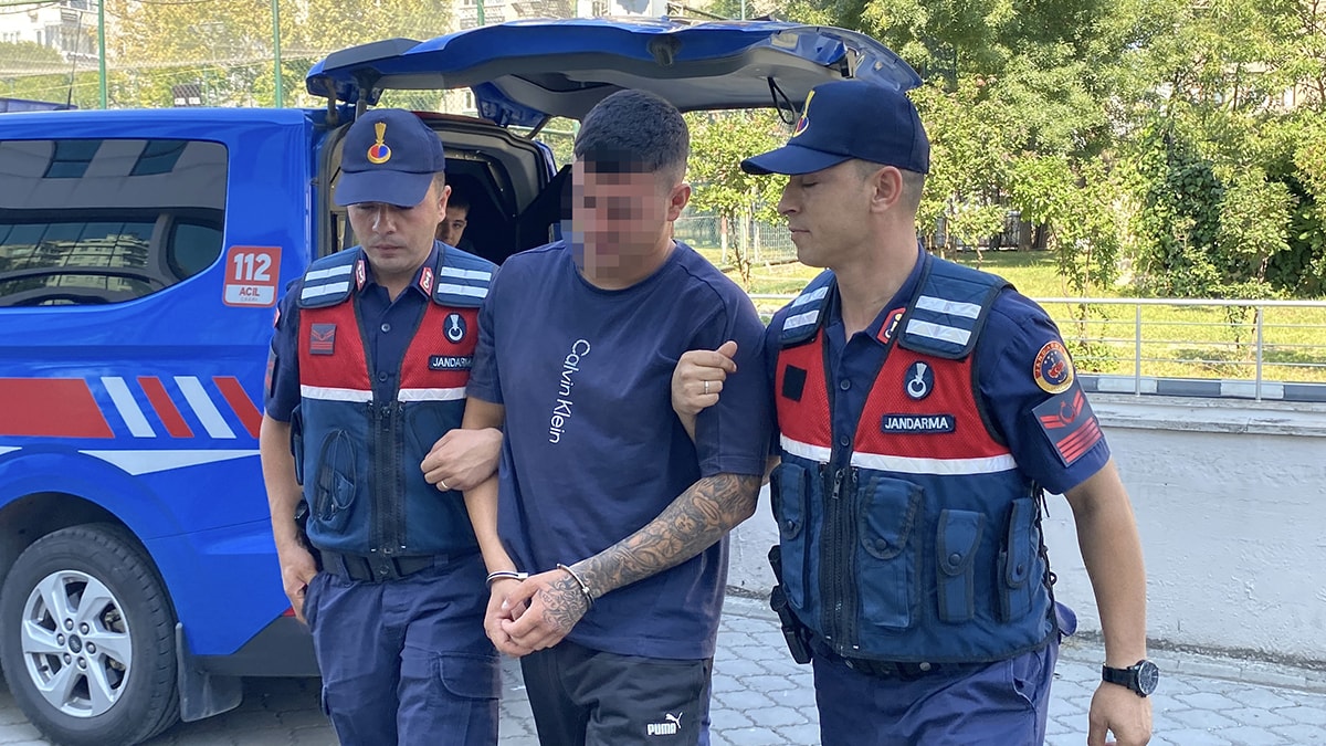 Evinden zorla alıp, götürdükleri boş arazide taşla darbettiler