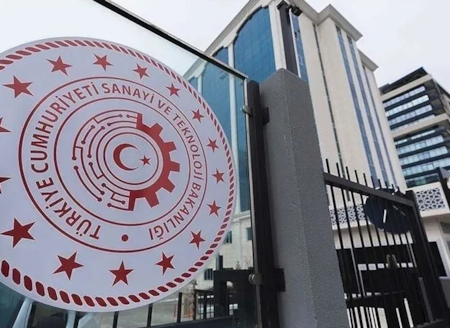 Sanayi ve Teknoloji Bakanlığı, 105 ürünü piyasadan toplattıSanayi ve Teknoloji Bakanlığı, yılın ilk 6 aylık döneminde 26 bin 310 sanayi ürününü denetledi, uygunsuz bulunan 2 bin 441'i için 175 milyon 898 bin 583 lira idari para cezası kesti. ayrıca bakanlık ilk 6 ayda 105 ürün için toplatma kararı v