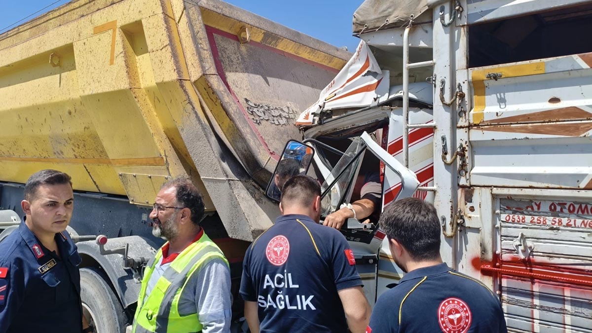 Kamyon, önündeki kamyona çarptı! 1 kişi ağır yaralı
