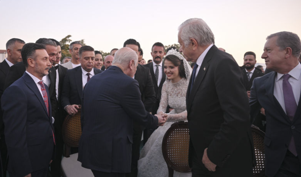 20 bin kişinin katıldığı düğünde Bahçeli nikah şahidi oldu
