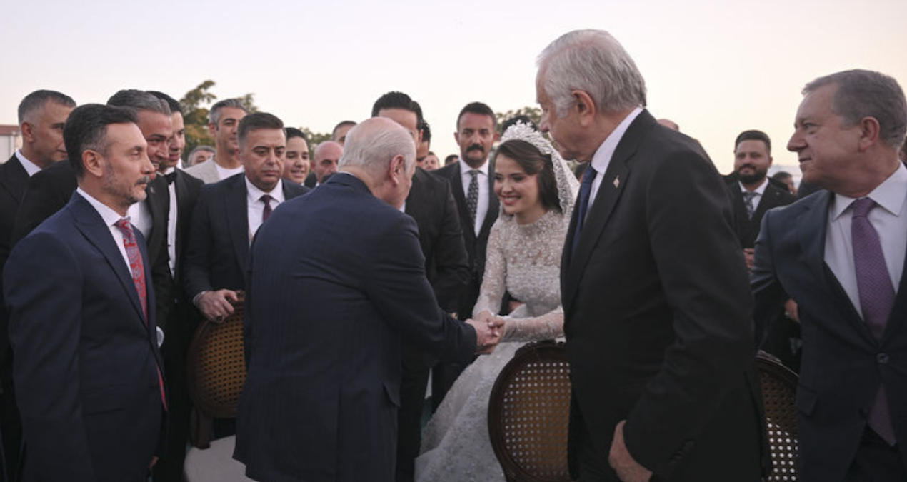 20 bin kişinin katıldığı düğünde Bahçeli nikah şahidi oldu