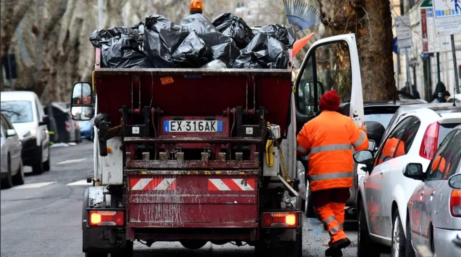 1 milyon Euro'yu kazanan piyangoyu çöpe attınca çöpçü ordusu seferber oldu