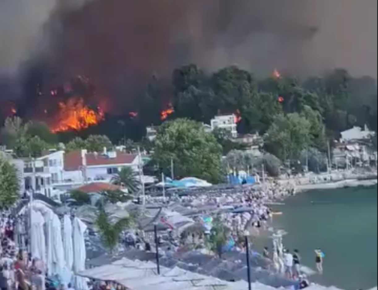 Komşuda 3 kilometrelik ateş duvarını aşamadılar: Turistleri kurtarmak için gemileri seferber etti