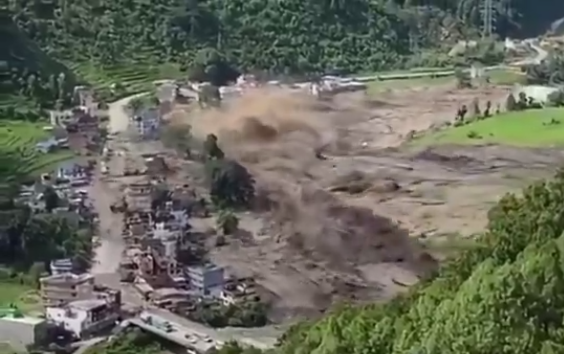 Nepal'de düşen buzul deprem etkisi yarattı