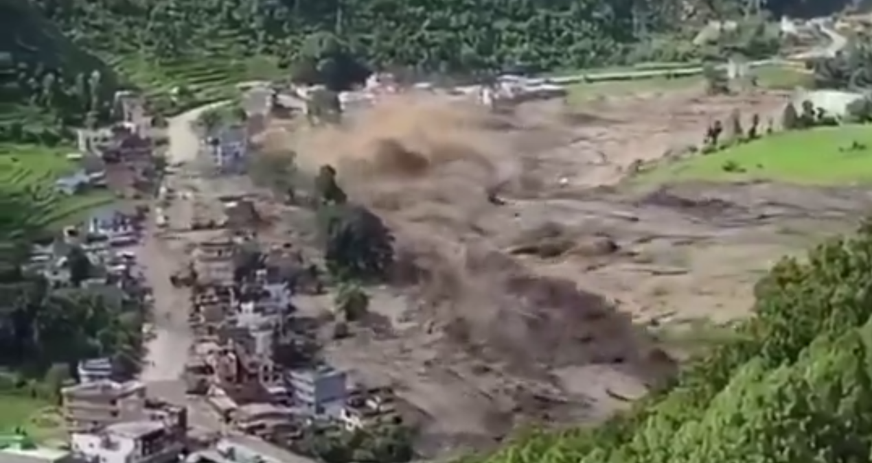 Nepal'de düşen buzul deprem etkisi yarattı