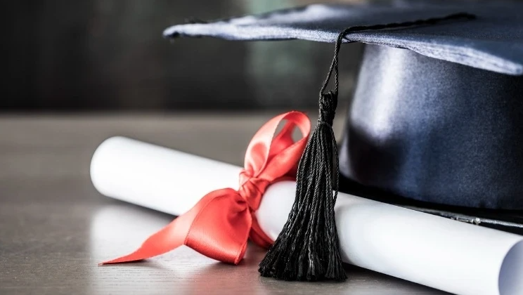 Cumhurbaşkanı adayı bulamıyorlar diye diploma zorunluluğunu kaldırdılar