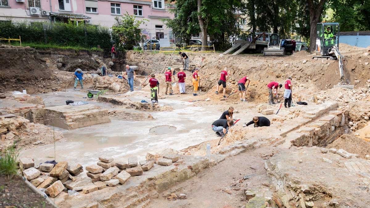 Yıkılmış binanın altından Büyük Sinagog'un kalbini çıkardılar