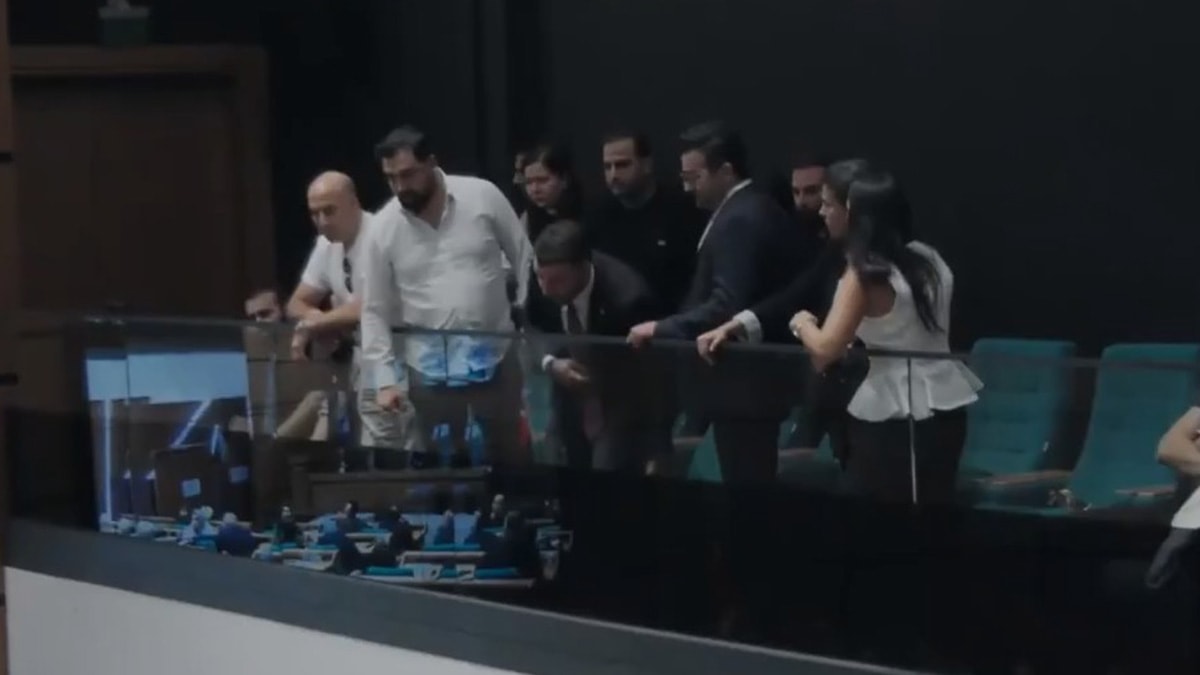 Sinem Dedetaş'ın yerine yapılan seçimlerde kavga çıktı! Üsküdar'da küfürler havada uçuştu