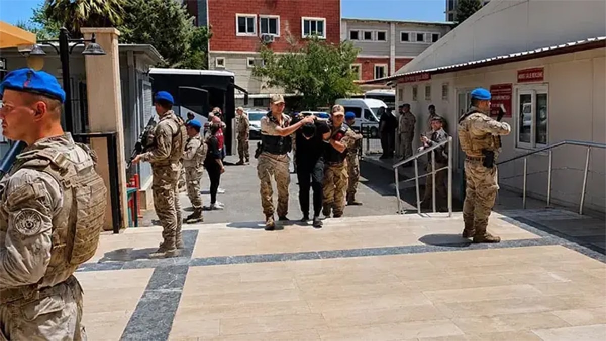 Jandarma kıyafeti giyip 13 kilogram altın çaldılar! Film gibi soygun cezaevinde bitti