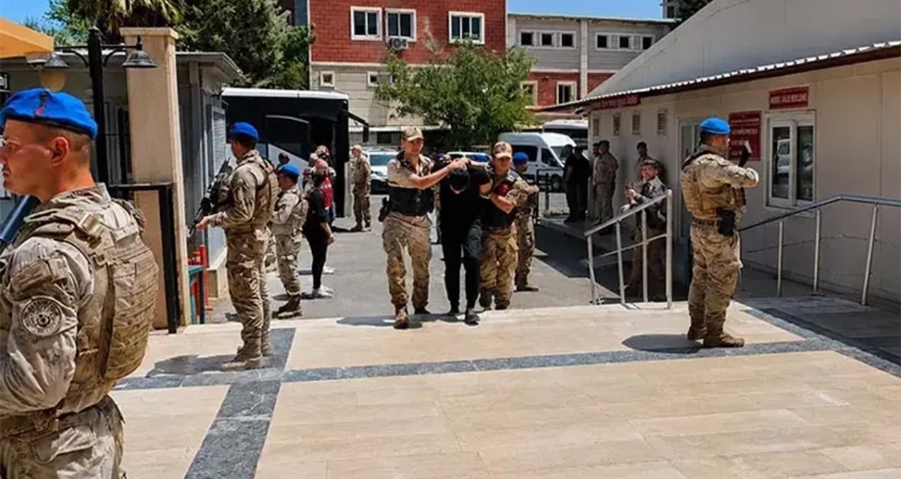 Jandarma kıyafeti giyip 13 kilogram altın çaldılar! Film gibi soygun cezaevinde bitti