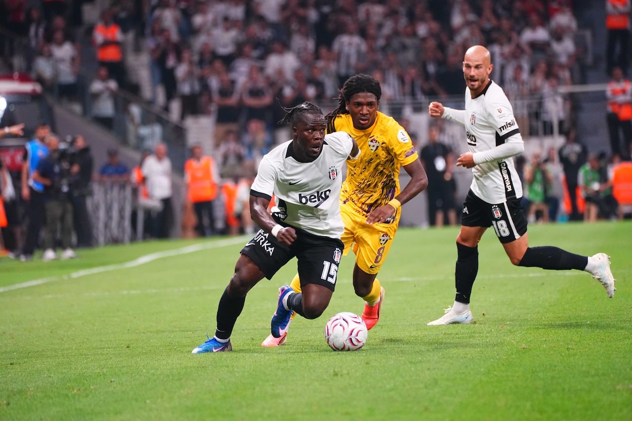 Beşiktaş’a geldiğinde kimsenin karşılamadığı Olaitan, performansıyla ayakta alkışlanıyor! Artık yalnız değilsin 