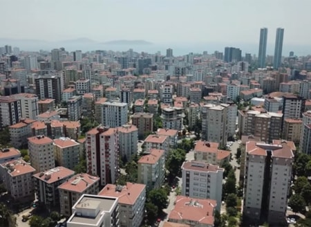 Kupon arsalardan bütçeye milyarlarca lira aktıHazine ve Maliye Bakanlığı’nın verilerine göre, 2022 yılından Temmuz 2026’ya kadar geçen 4.5 yıllık sürede o günkü değerlerle toplam 42 milyar 576 milyon liralık gayrimenkul satışı yapıldı.