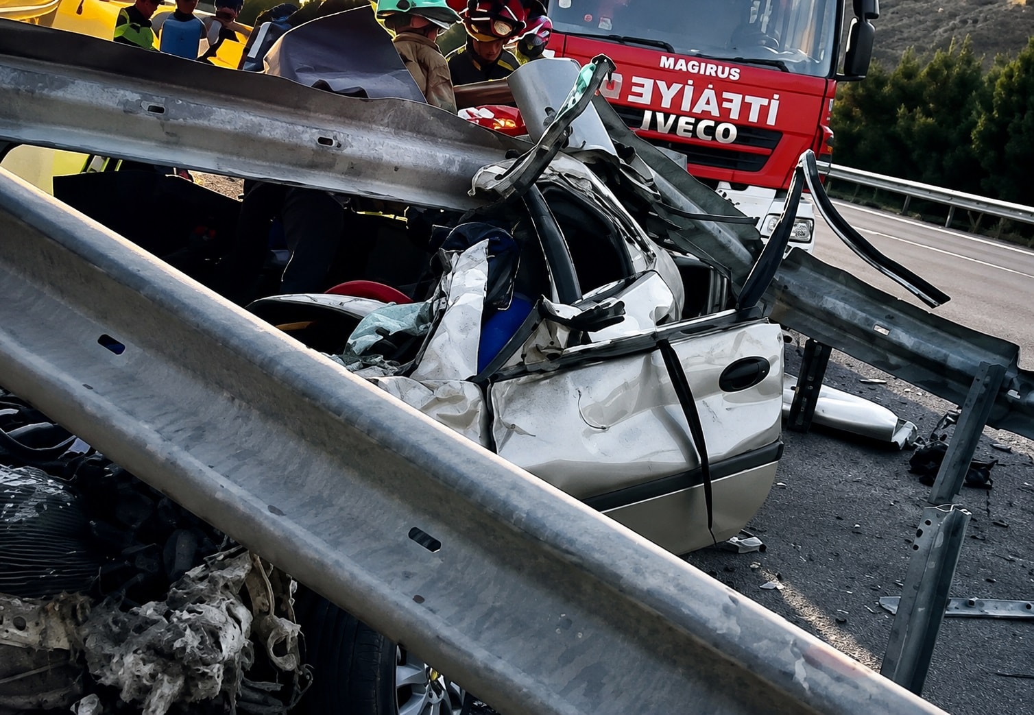 Takla atan otomobil bariyerlere daldı; 1 ölü, 1 ağır yaralı