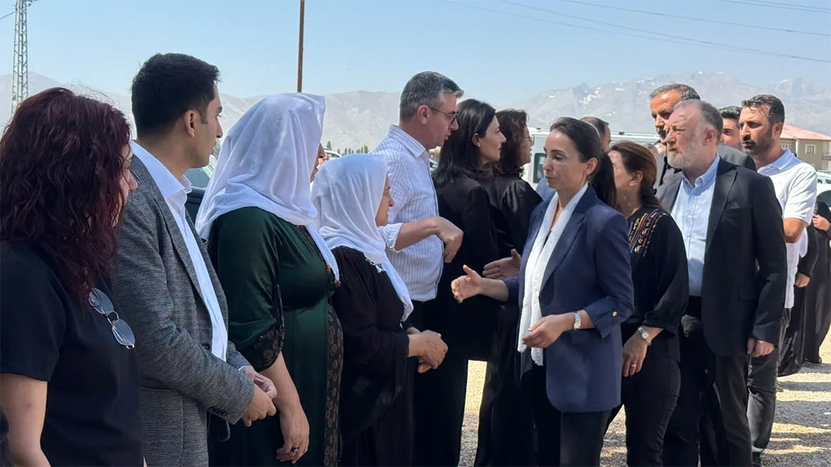 Şehitlerin acısı dinmeden Yüksekova’da skandal görüntü: 29 PKK’lı terörist için taziye