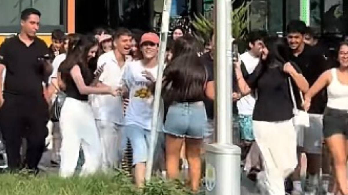 TikTok çılgınlığı Adana’da kontrolden çıktı: Fotoğraf çektirmek için birbirlerini ezdiler