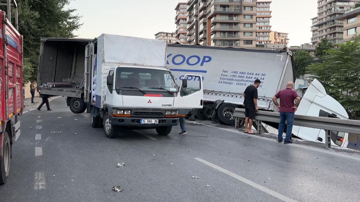 İstanbul'da TIR dere yatağına düştü