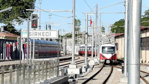 Pazar günü toplu taşıma bedava olacak30 Ağustos Zafer Bayramı'nda Başkentray, Marmaray, İZBAN, Sirkeci-Kazlıçeşme Raylı Sistem Hattı ve Gayrettepe-İstanbul Havalimanı-Halkalı Metro Hattı seferleri ücretsiz olacak. Konuya ilişkin Cumhurbaşkanlığı kararı Resmi Gazete'de yayımlandı.