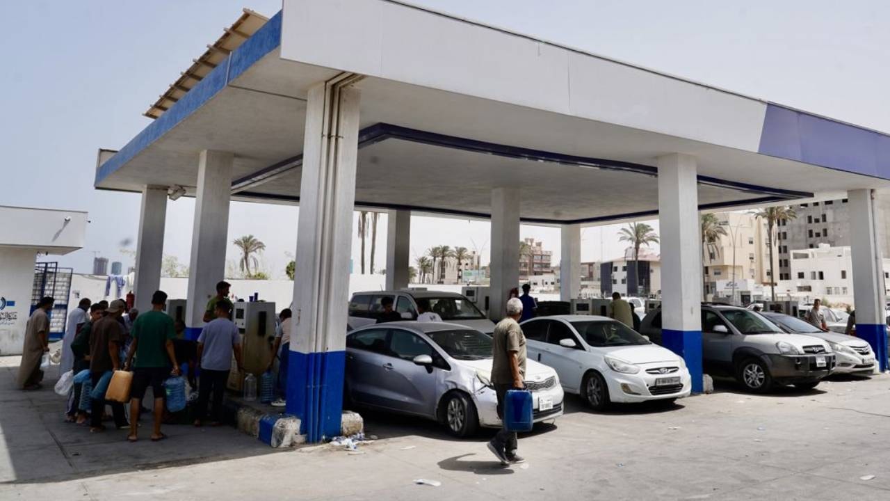 Topraklarından petrol fışkıran ülkede benzin bitti: Araç kuyrukları her dakika uzuyor