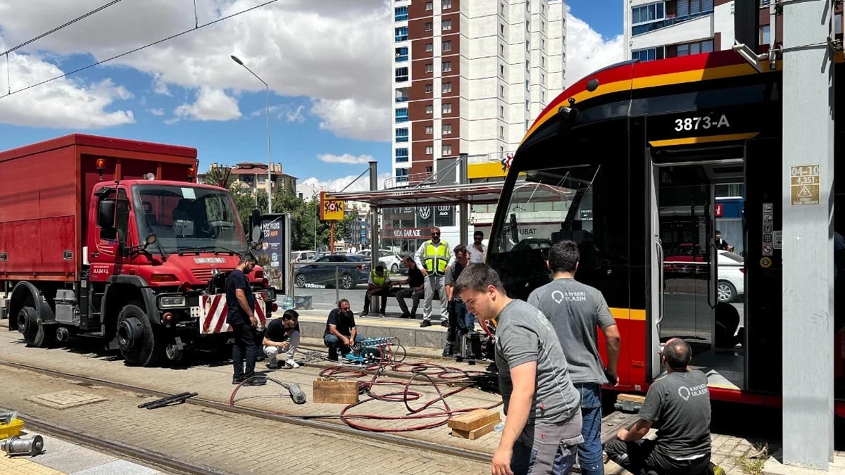 Genç kız tramvayın atlında kaldı