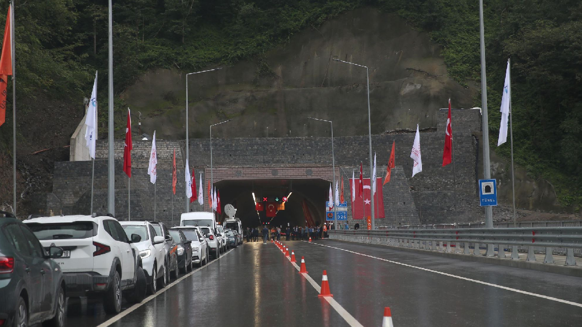 Dev tünel hizmete açıldı: Ulaşım 20 dakika kısalacak