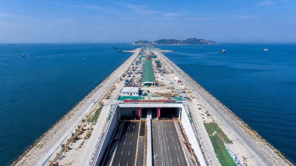 Denizin altına 60 bin tonluk 18 blok batırdılar: 1 saatlik yol 5 dakikaya indi