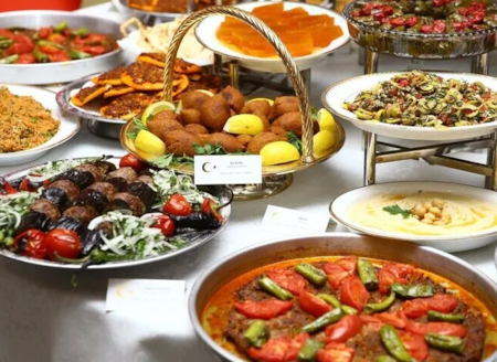 Türk yemeklerini yemek için 6 milyar dolar harcadılarTürkiye'ye gelen turistlerin yeme içme kategorisindeki harcamaları bu yılın ilk yarısında geçen yılın aynı dönemine göre, yaklaşık yüzde 9 artarak 5 milyar 904 milyon 388 bin dolar oldu.