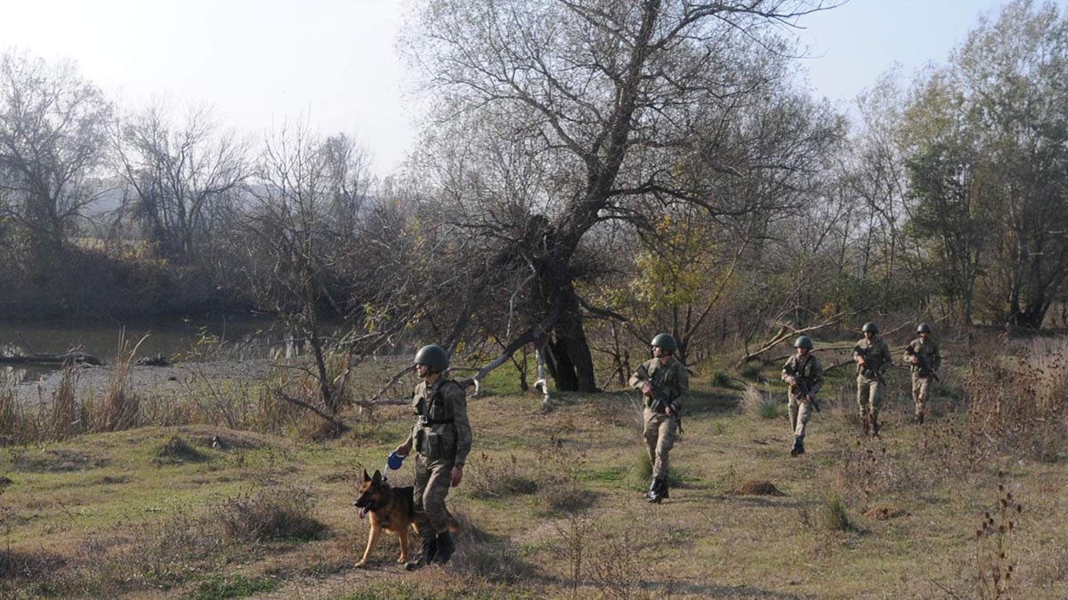 Edirne’de durdurulan araçlarda 9 kaçak göçmen yakalandı