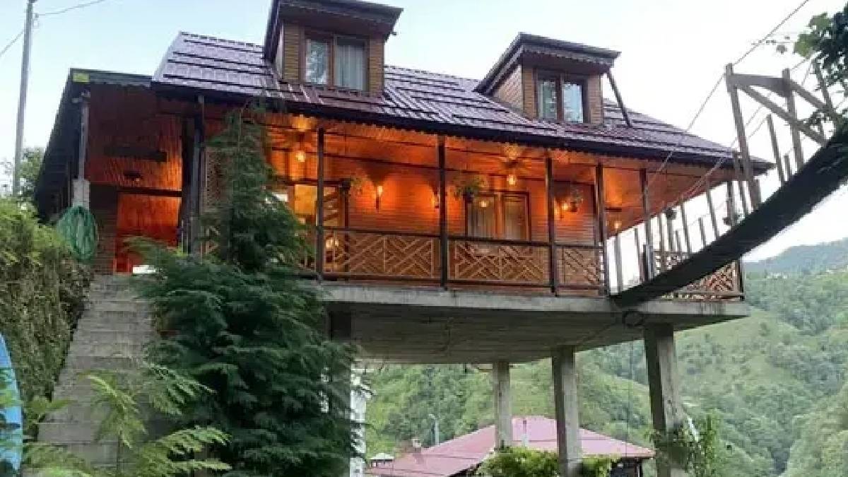 Düz alan bulamayınca çözümü havada buldu: Yol üzerine lüks villa yaptı