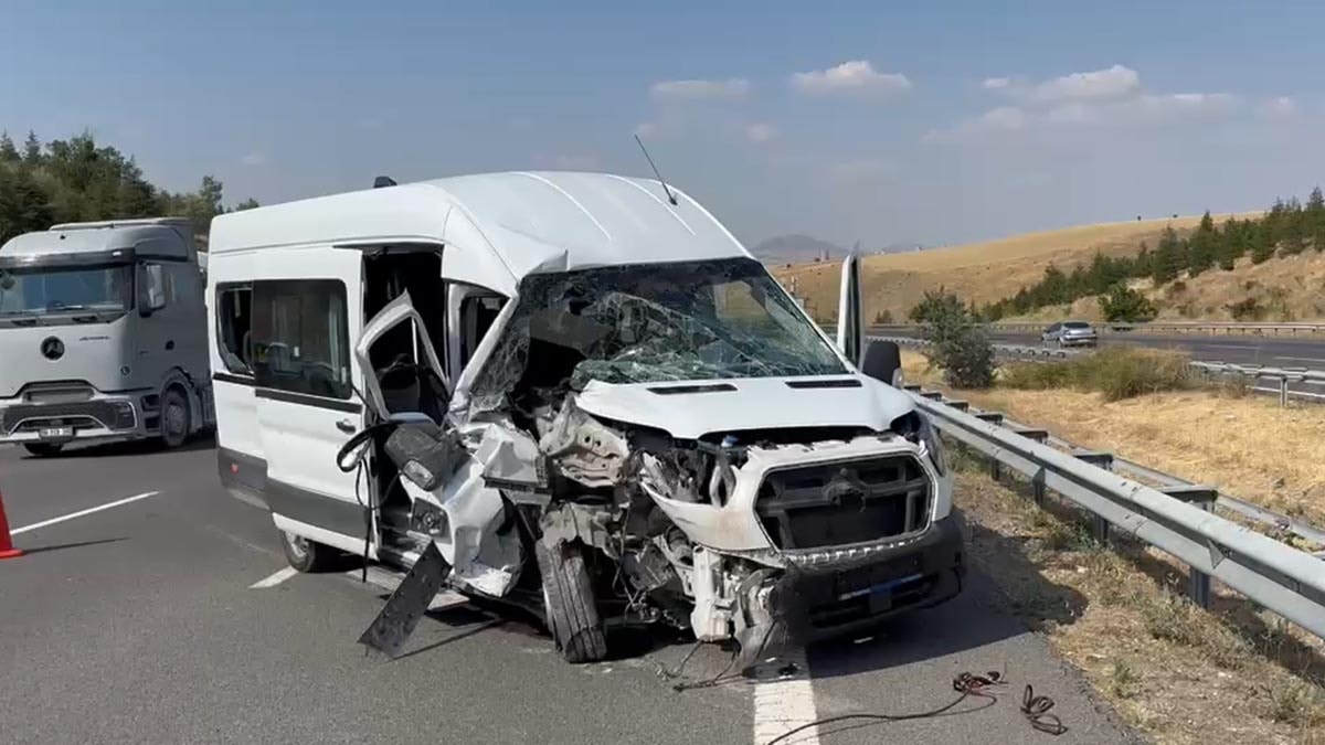 Ankara’da minibüs TIR'a çarptı, 7 yaralı