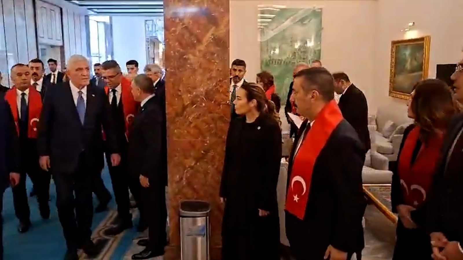 İYİ Parti Meclis'e bayraklarla girdi!