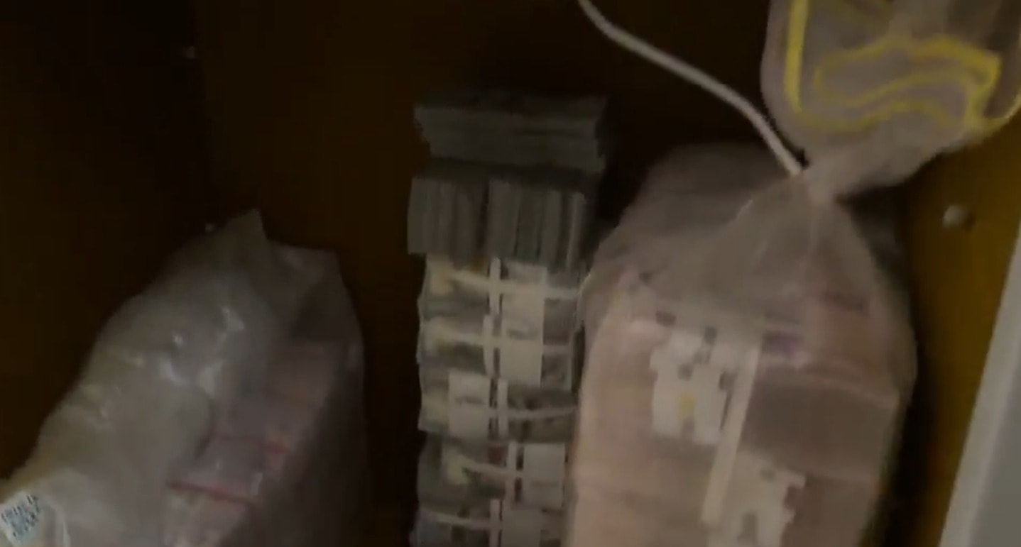 Son dakika... Bakanlık paylaştı: Kasalardan deste deste dolar çıktı