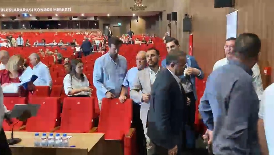 Hürriyet’in konuşulması AKP’lileri kızdırdı: YENİ Partililer Meclis’i terk etti