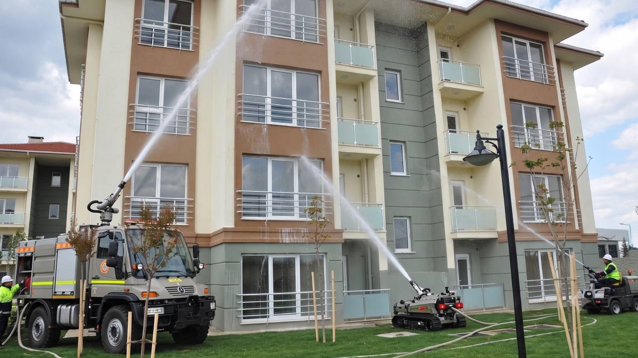 Yağmur suyunu binaların üzerine püskürtmeye başladılar