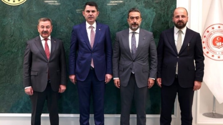 CHP'li belediye başkanı, AKP'li yöneticilerle birlikte Murat Kurum'u ziyaret etti