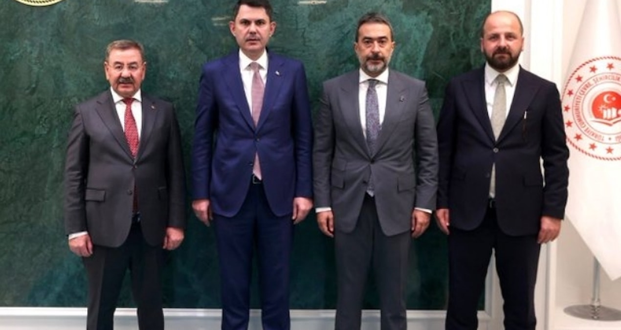 CHP'li belediye başkanı, AKP'li yöneticilerle birlikte Murat Kurum'u ziyaret etti
