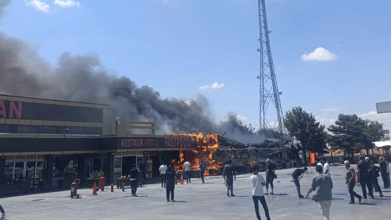 Konya'da dinlenme tesisi alev alev yandı