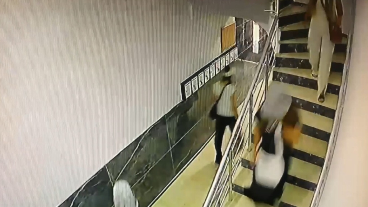 Zeytinburnu’nda kapının göbek kilidini kırıp evi soydular: 3 şüpheli tutuklandı