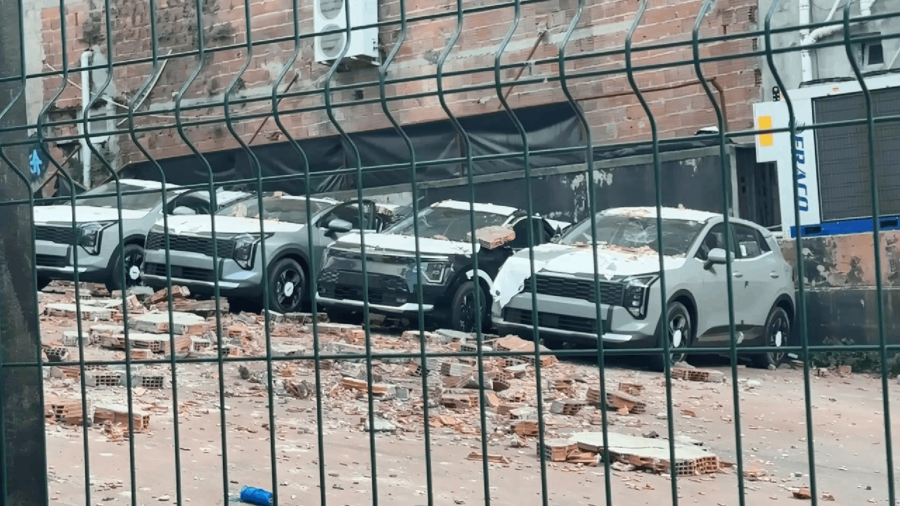 Sıfır araçların üzerine duvar çöktü: 30 milyon liralık dev zarar!
