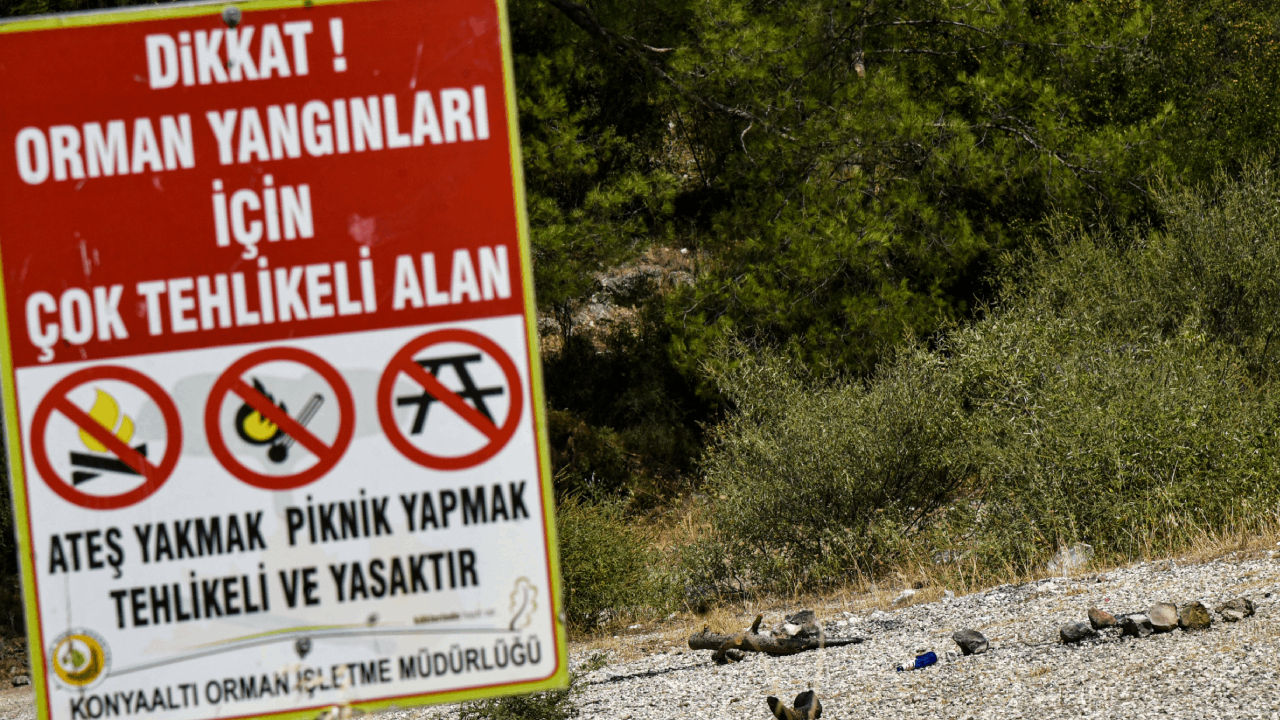 Orman ve 4 kilometre yakınında ateş yakmanın yasak olduğu Antalya'da, uyarı tabelalarına rağmen piknik yapanların bıraktığı mangal atıkları ve cam kırıkları yangın riskini artırıyor.