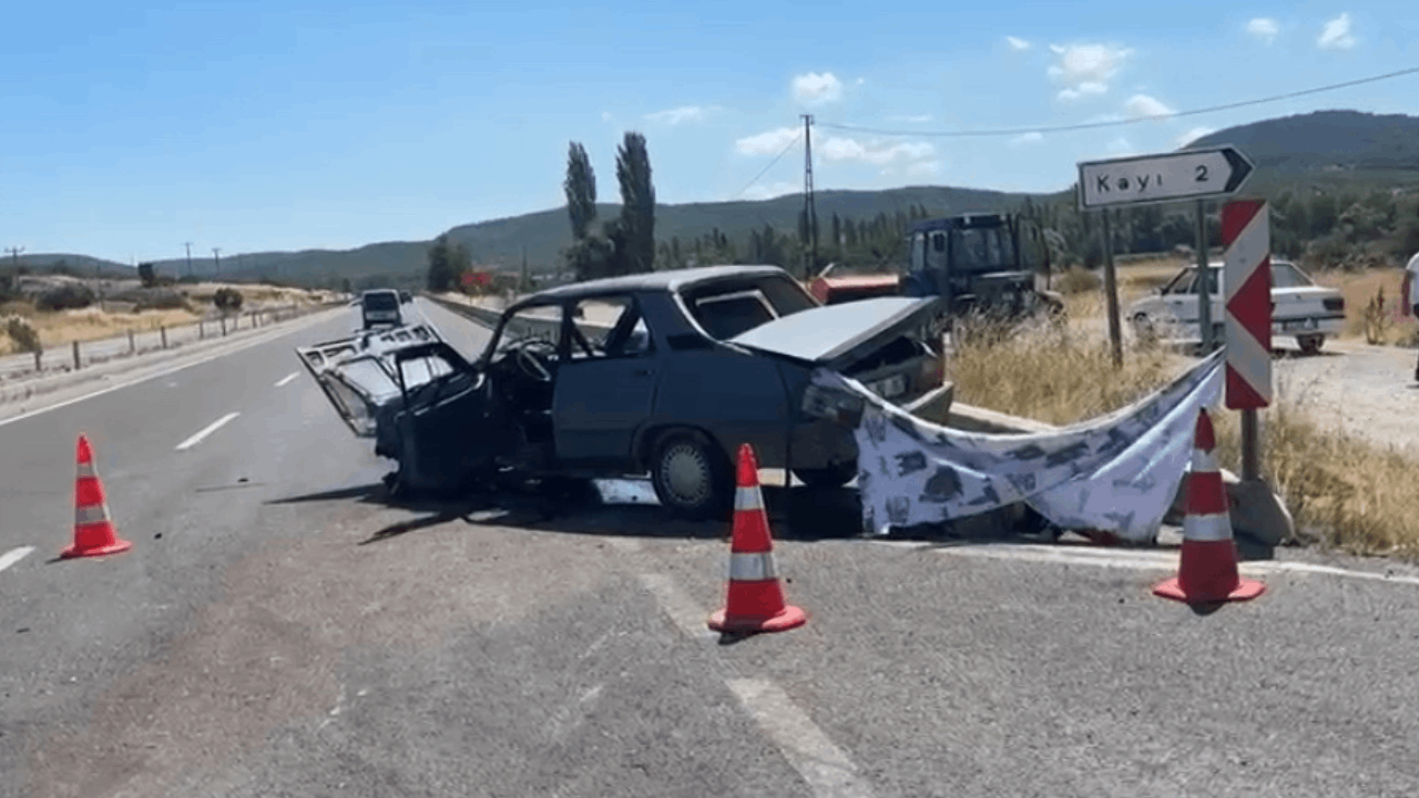 Kütahya'da 2 otomobil çarpıştı; 1 ölü, 1'i çocuk 4 yaralı