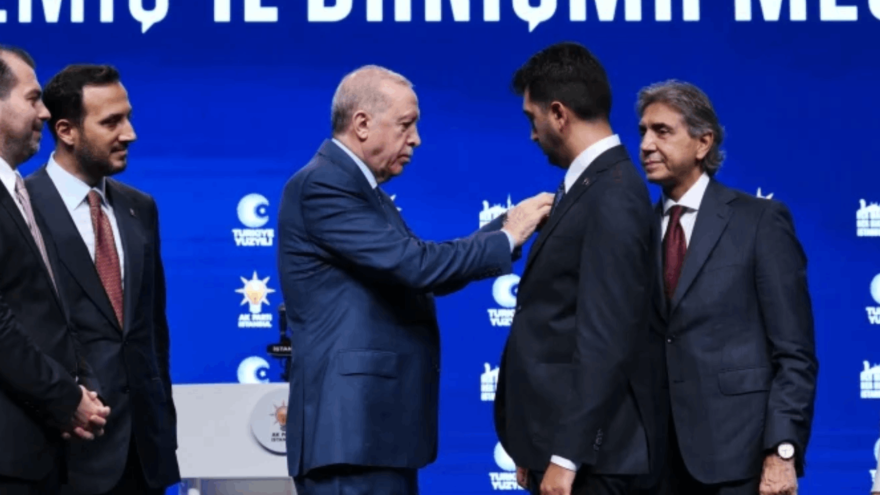 AKP'ye geçen başkanın en yakını istifa etti