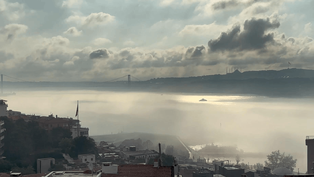 İstanbul Boğazı'nı sis yuttu! Göz gözü görmüyor