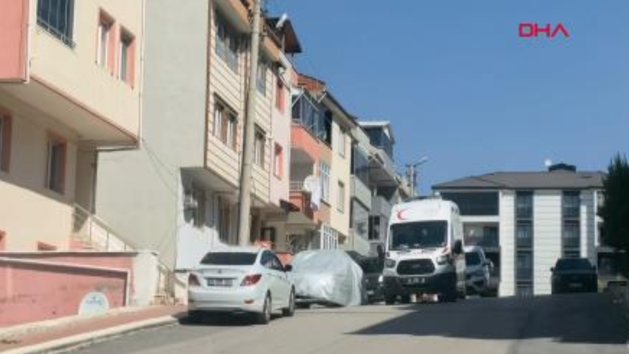Evinin salonunda kanlar içinde ölü bulundu