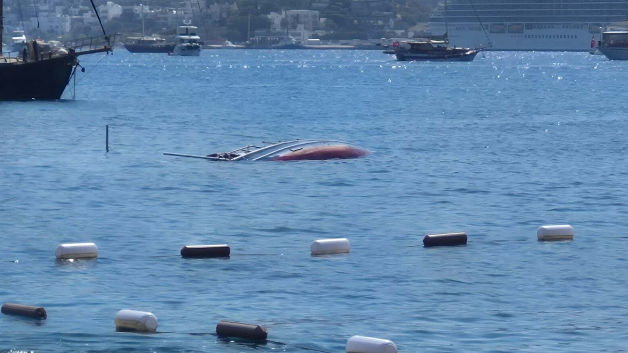 Bodrum'da su alan tekne battı