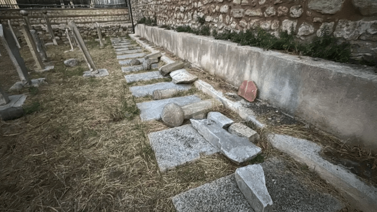 Tarihi caminin haziresindeki mezar taşlarını kıran şüpheli yakalandı