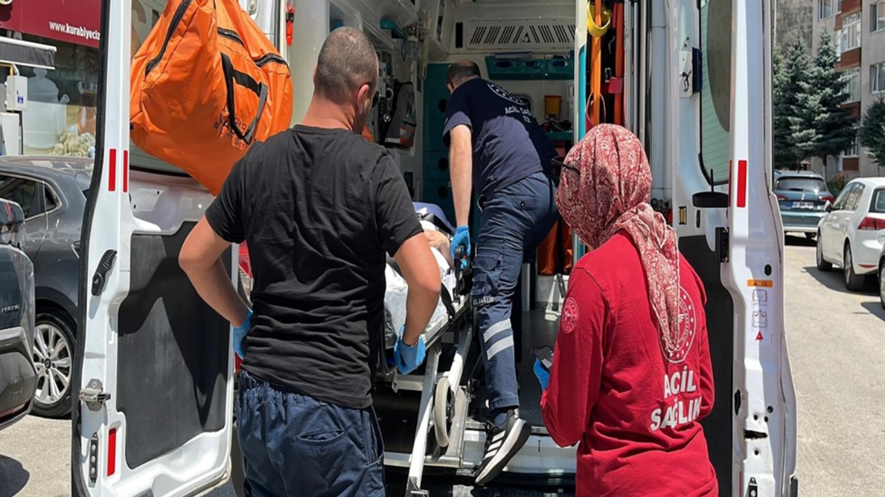 Hamur kesme makinesine kaptırdığı eli koptu
