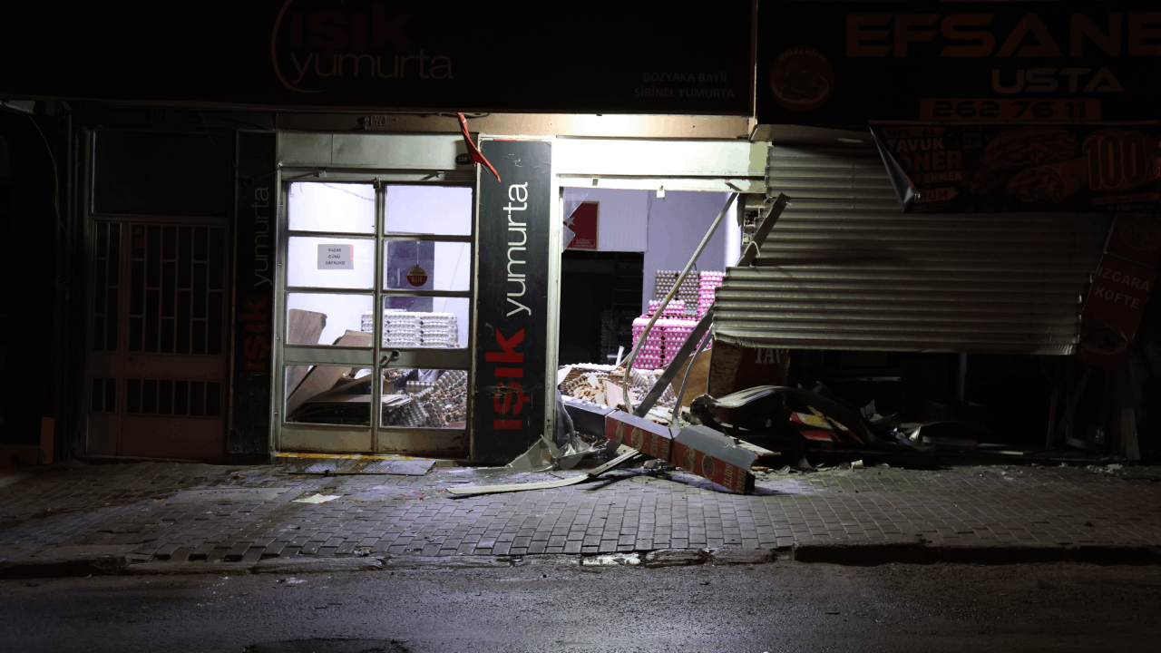 Otomobil dönerciye daldı; bitişikteki iş yerinde binlerce yumurta kırıldı